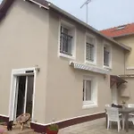 A Pied, 300m De La Et 500m Du Village *