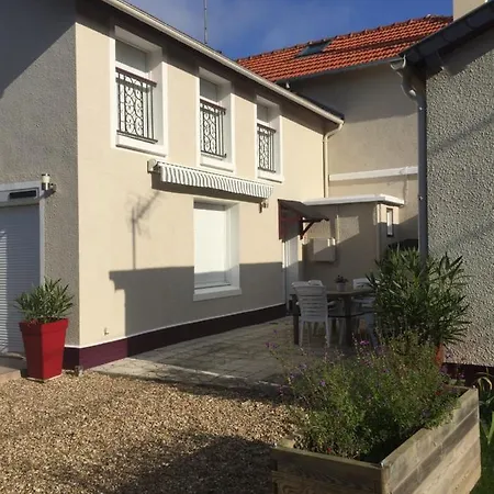 A Pied, 300m De La Et 500m Du Village *