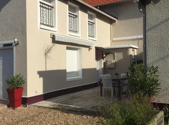 A Pied, 300m De La Et 500m Du Village *