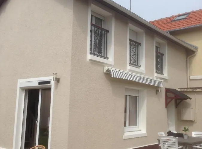 A Pied, 300m De La Et 500m Du Village *