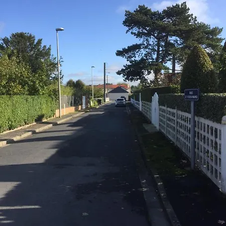 A Pied, 300m De La Et 500m Du Village