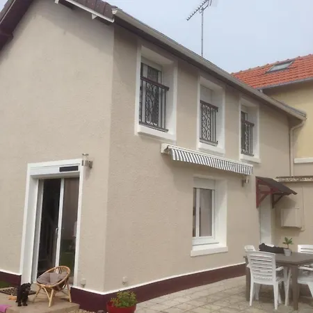 A Pied, 300m De La Et 500m Du Village *