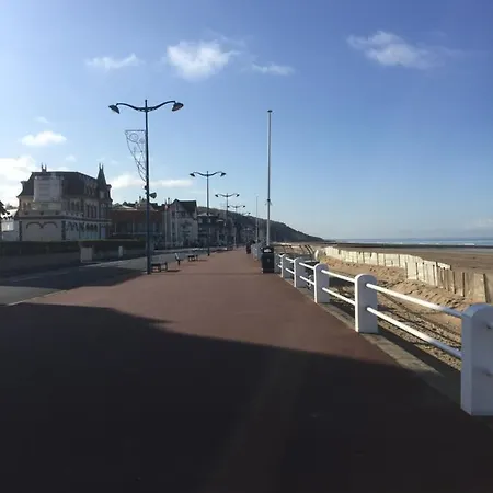 A Pied, 300m De La Et 500m Du Village *