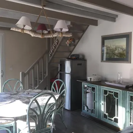 A Pied, 300m De La Et 500m Du Village *