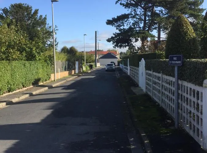 A Pied, 300m De La Et 500m Du Village