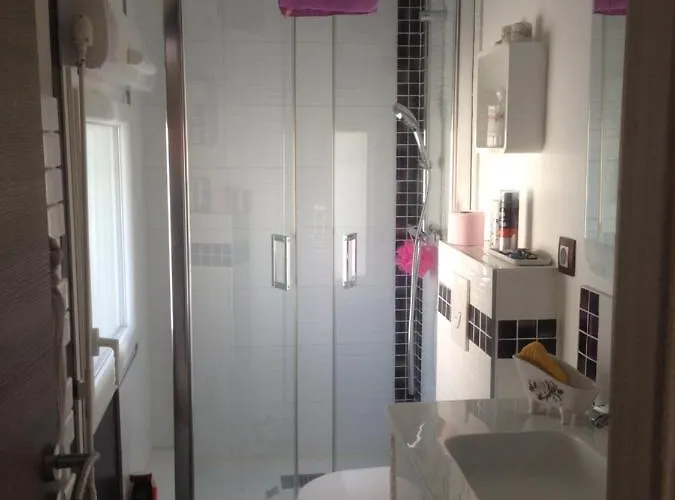 A Pied, 300m De La Et 500m Du Village Ferienhaus *