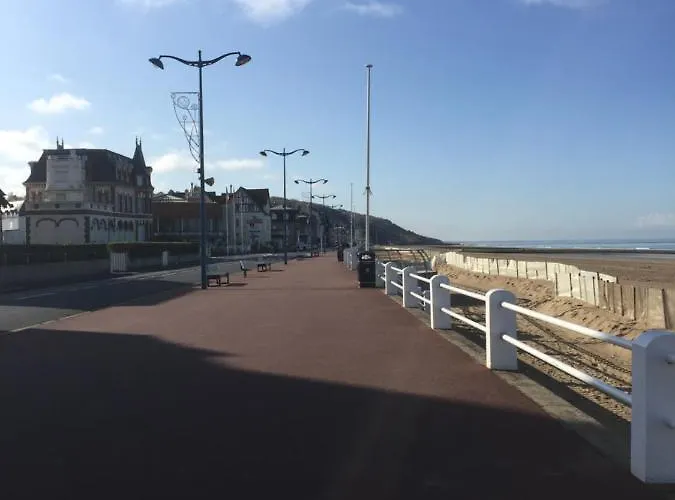 A Pied, 300m De La Et 500m Du Village *