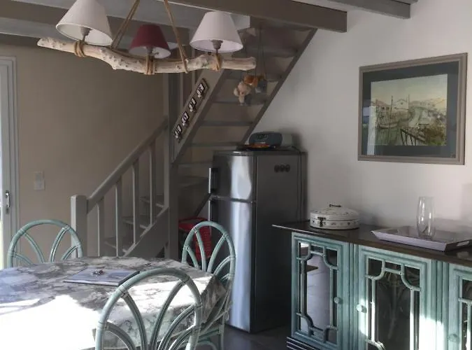 A Pied, 300m De La Et 500m Du Village *